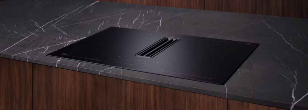 Placa de inducción AEG SaphirMatt con acabado mate resistente a rayaduras instalada en una cocina moderna
