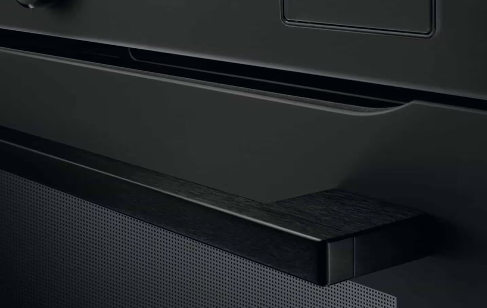 Electrodomésticos AEG en acabado negro mate integrados con muebles de cocina de diseño contemporáneo